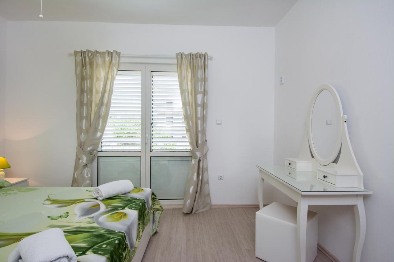 Lux Apartman S Pogledom Na More Trogir Exteriör bild