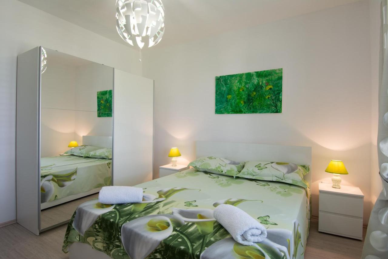 Lux Apartman S Pogledom Na More Trogir Exteriör bild