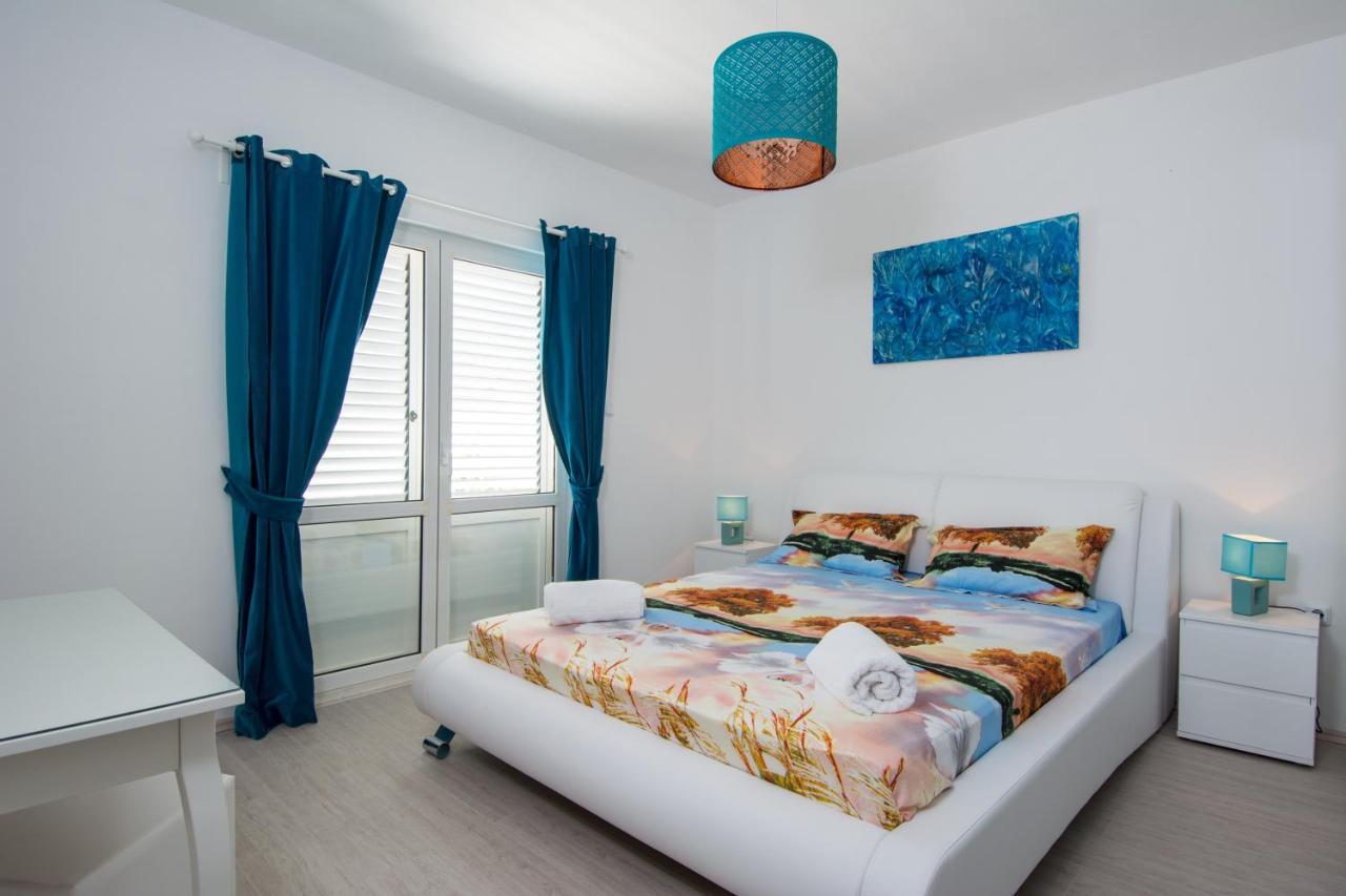 Lux Apartman S Pogledom Na More Trogir Exteriör bild