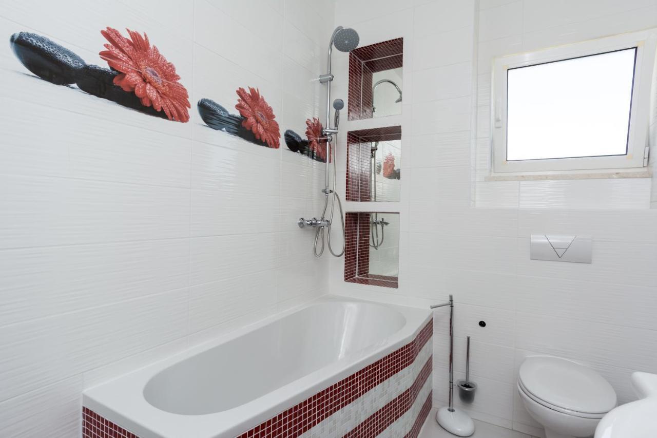 Lux Apartman S Pogledom Na More Trogir Exteriör bild